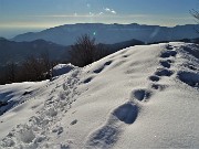 63 Scendo con attenzione con ramponcini pestando neve rammollita e scivolosa